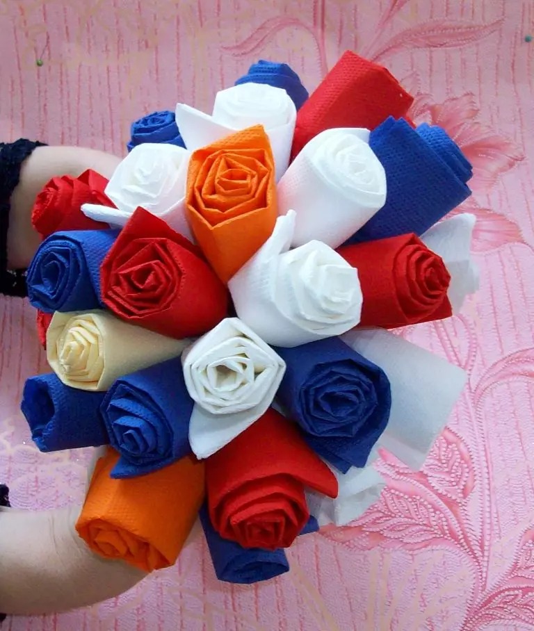 Thủ công từ khăn ăn: các ứng dụng làm bằng khăn giấy bằng tay của bạn. Làm thế nào để làm hoa mùa thu với trẻ em 5-6 và 7 tuổi? Cây từ Napkins và Chi nhánh Rowan 25992_6