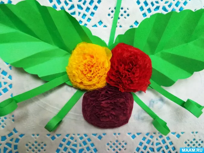 Crafts from napkins: Applications made of paper napkins with your own hands. How to make autumn flowers with children 5-6 and 7 years old? Tree from napkins and rowan branch 25992_8