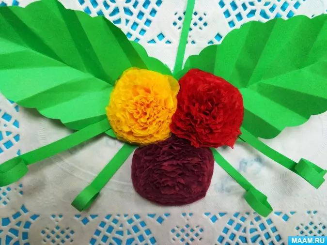 Mga crafts mula sa napkin: mga application na gawa sa napkin ng papel gamit ang iyong sariling mga kamay. Paano gumawa ng mga bulaklak ng taglagas na may mga bata 5-6 at 7 taong gulang? Puno mula sa napkins at rowan branch 25992_8