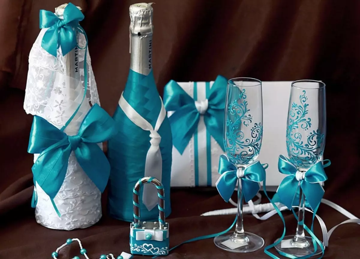 Bottels dekor: pragtige versiering van glas bottels wyn met hul eie hande, versiering met tou en sykouse, vir 'n man en 'n vrou 25995_10