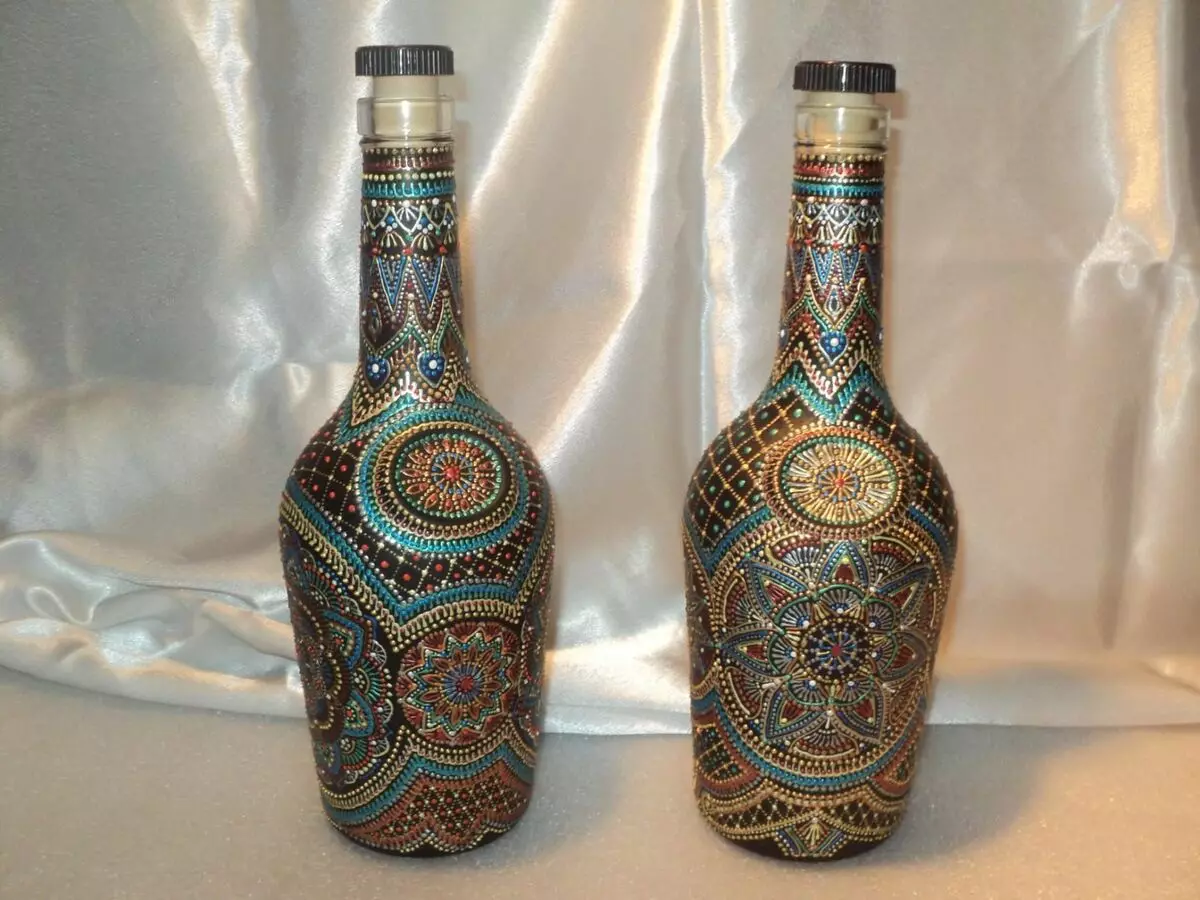 בקבוקים תפאורה: קישוט יפה של בקבוקי זכוכית של יין עם הידיים שלהם, קישוט עם חוט וגרבונים, עבור גבר ועל אישה 25995_12