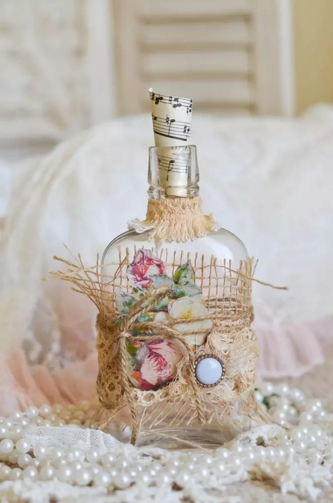 Flessen Decor: Mooie decoratie van glazen flessen wijn met hun eigen handen, decoratie met touw en panty, voor een man en voor een vrouw 25995_15