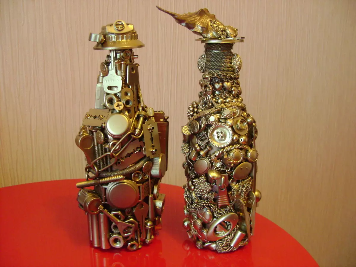 Shishe dekor: dekoratë e bukur e shisheve të qelqit të verës me duart e tyre, dekorimin me spango dhe triko, për një burrë dhe për një grua 25995_40