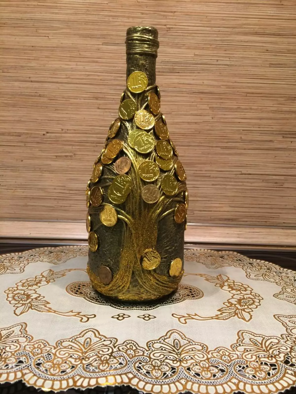 Flasker innredning: Vakker dekorasjon av glassflasker med vin med egne hender, dekorasjon med garn og strømpebukser, for en mann og for en kvinne 25995_63