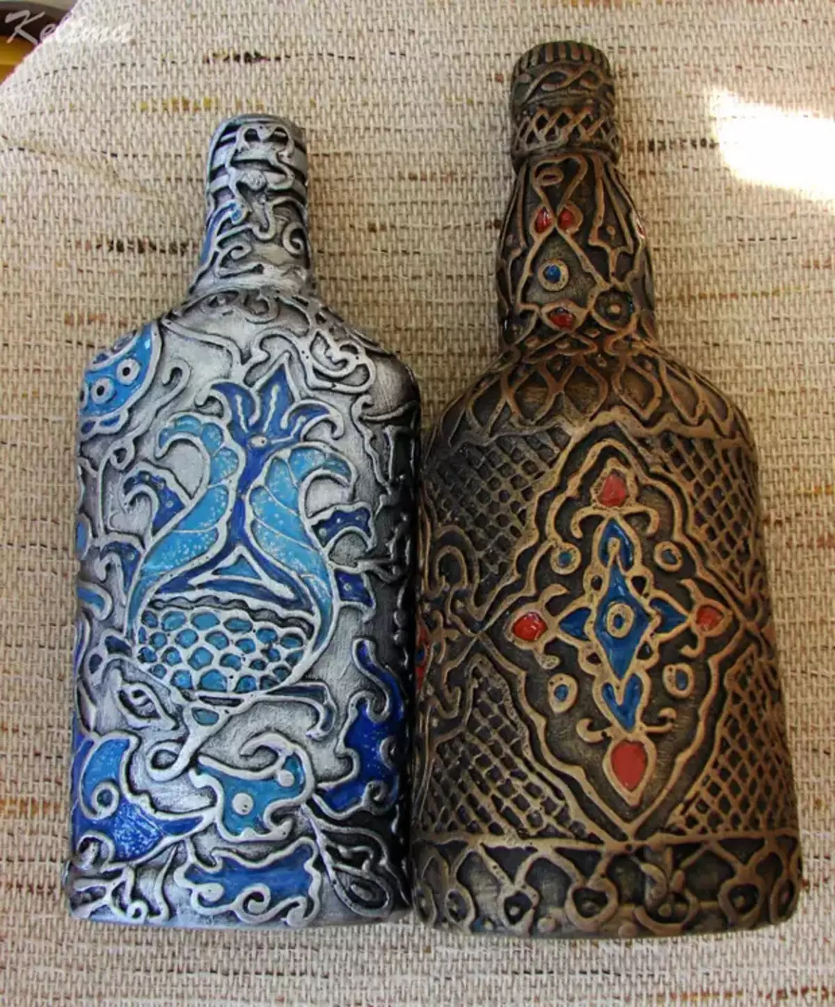 Flasker innredning: Vakker dekorasjon av glassflasker med vin med egne hender, dekorasjon med garn og strømpebukser, for en mann og for en kvinne 25995_75