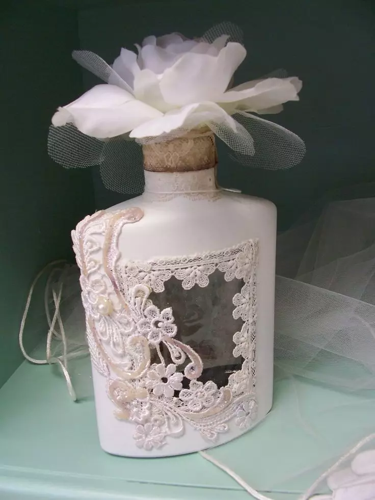 Bottels dekor: pragtige versiering van glas bottels wyn met hul eie hande, versiering met tou en sykouse, vir 'n man en 'n vrou 25995_79