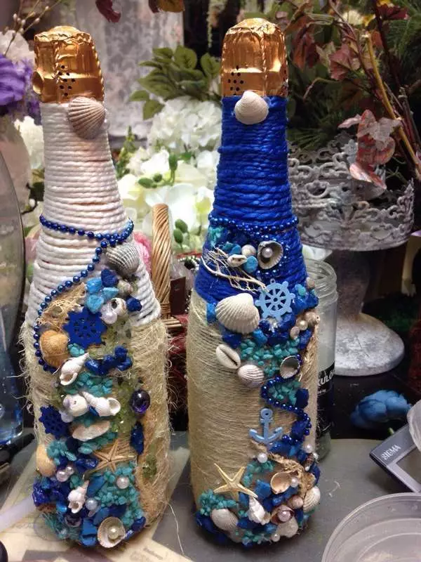Decor bottiglie: bella decorazione di bottiglie di vetro di vino con le loro mani, decorazione con cordicella e collant, per un uomo e per una donna 25995_8