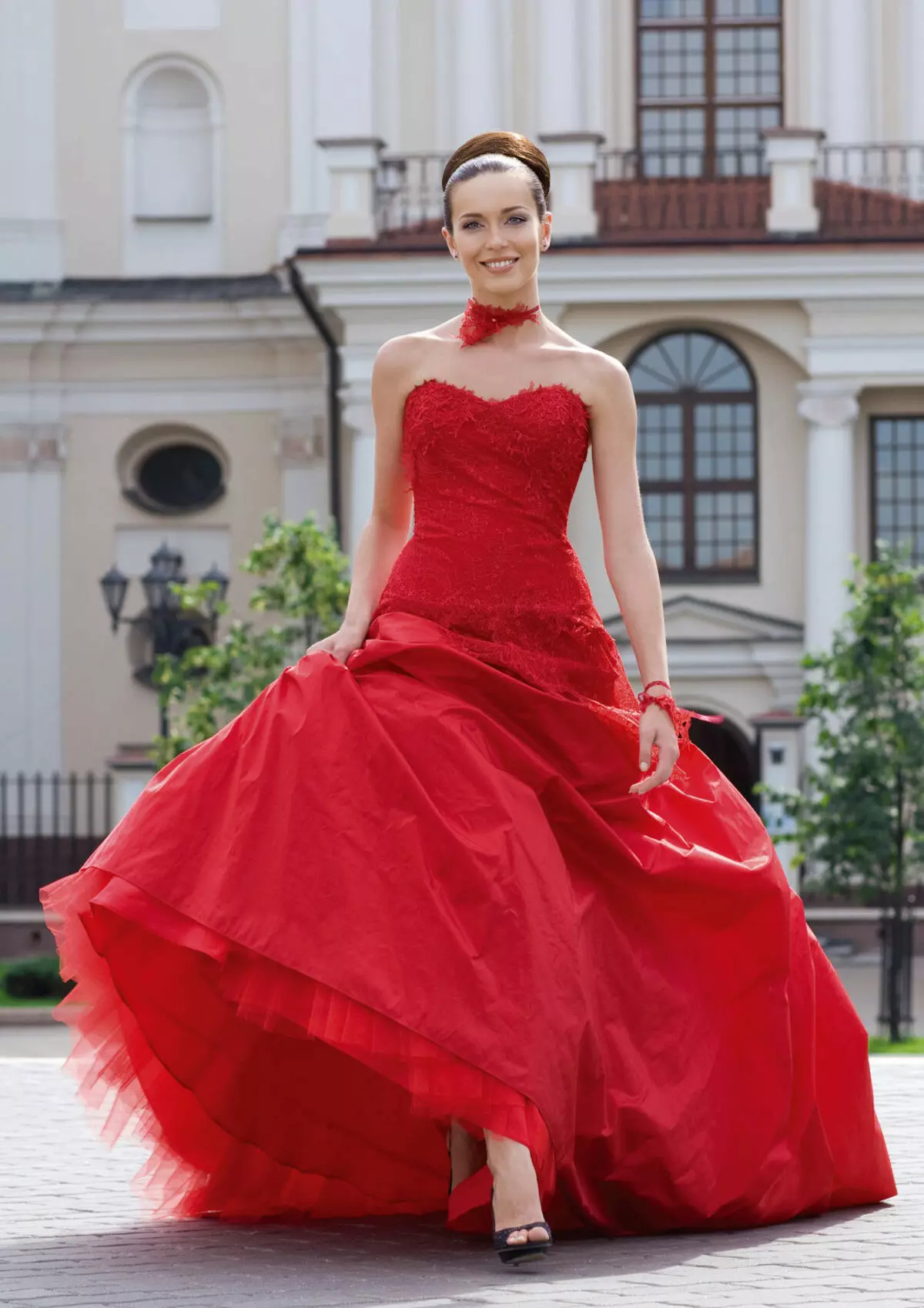 Платье красная россия. Красное свадебное платье. Невеста в Красном платье. Свадебные платья красного цвета.
