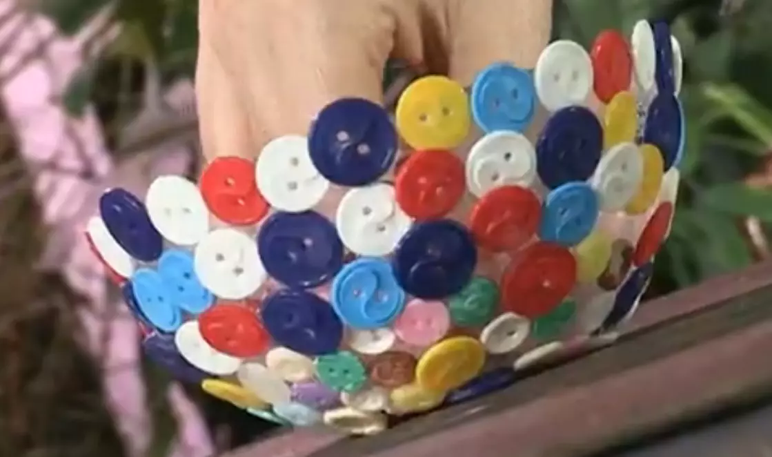 Obrt od gumba (56 fotografija): Appliques za djecu s vlastitim rukama, jeseni obrti na kartonu za vrtić na majstorskoj klasi, obrt na tkaninama kod kuće 26003_30
