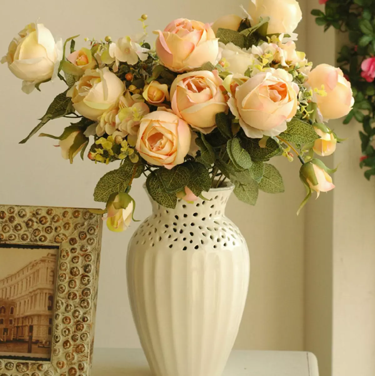 Лучшие розы в вазе. Искусственные букеты для интерьера. Букеты в вазах. Цветочки в вазе.