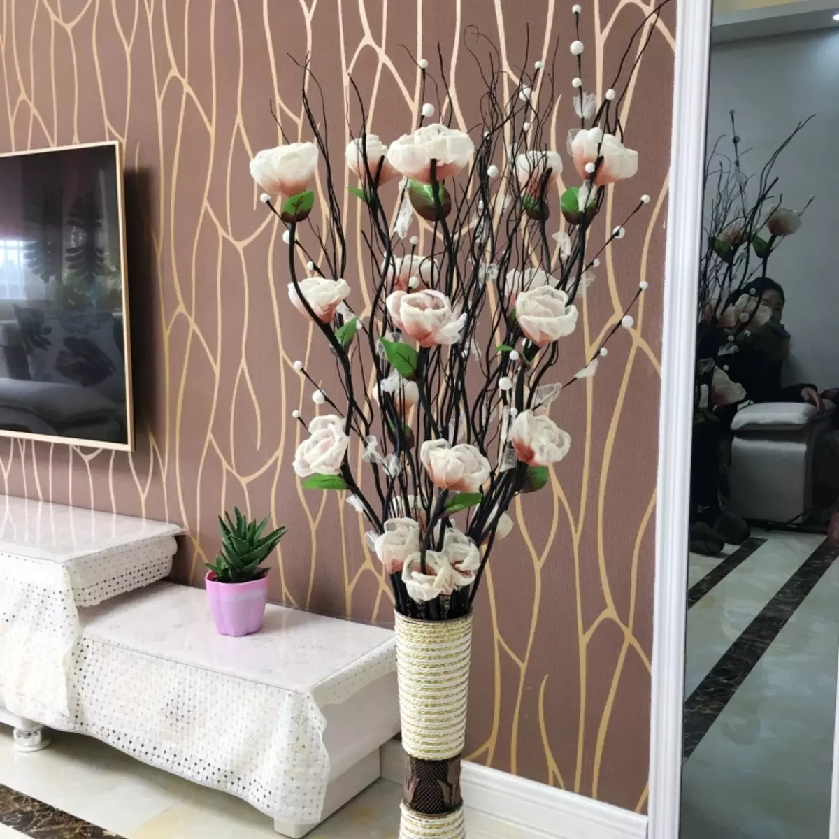 напольная ваза с цветами в интерьере в гостиной