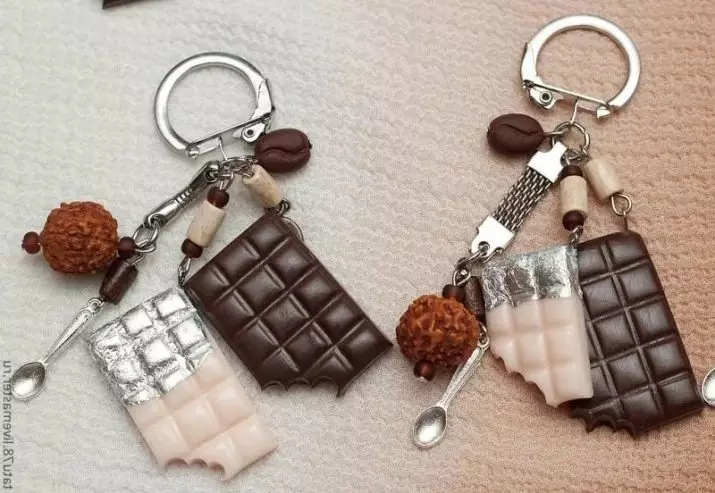 Keychains Učinite to sami (53 fotografije): kako ih učiniti za ključeve od osjećaja i kože, od drva i od gume u kući lako i lako? Obrt iz plastike i čipke 26010_2