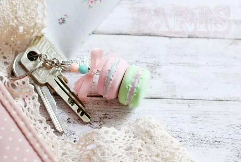 Keychains Učinite to sami (53 fotografije): kako ih učiniti za ključeve od osjećaja i kože, od drva i od gume u kući lako i lako? Obrt iz plastike i čipke 26010_23