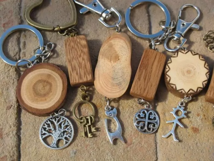 Keychains Učinite to sami (53 fotografije): kako ih učiniti za ključeve od osjećaja i kože, od drva i od gume u kući lako i lako? Obrt iz plastike i čipke 26010_26