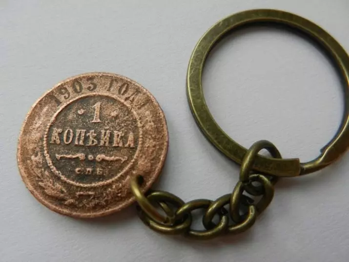 Keychains Učinite to sami (53 fotografije): kako ih učiniti za ključeve od osjećaja i kože, od drva i od gume u kući lako i lako? Obrt iz plastike i čipke 26010_34