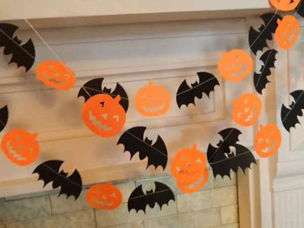Garlandas en Halloween: como facelas coas túas propias mans de papel? Garlandas feitas de morcegos, de pantasmas e arañas. Como facelo das bolas en etapas? 26013_11