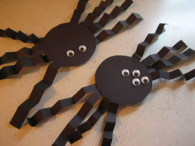 Garlands në Halloween: Si t'i bëni ato me duart tuaja letre? Garlands bërë nga shkopinj, nga fantazmat dhe merimangat. Si ta bëni atë nga topa në faza? 26013_20
