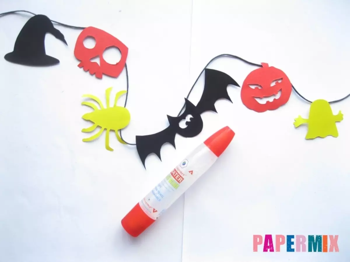 Guirnaldas en Halloween: ¿Cómo hacerlos con tus propias manos de papel? Guirnaldas hechas de murciélagos, de fantasmas y arañas. ¿Cómo hacerlo de las bolas en etapas? 26013_26