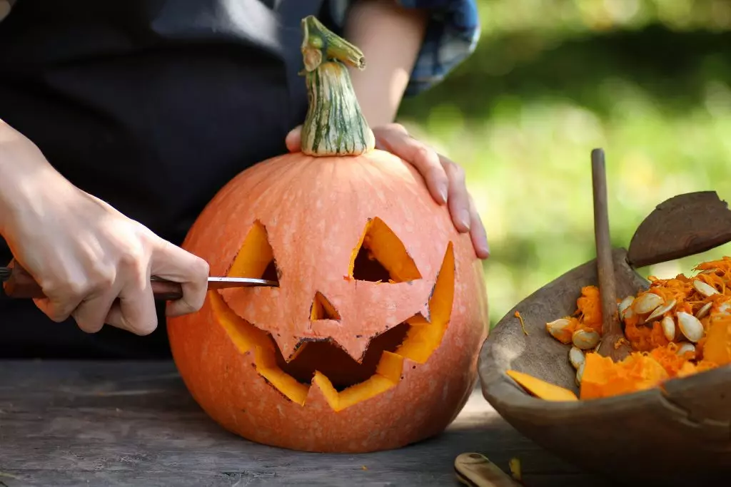 Pumpkin li ser Halloween (37 Wêneyên): Sembola Kulikê çi ye? Efsanewî ya ku çima pumpkin dest pê kir ji bo sembola Halloween. Ew çawa qut e? 26014_13