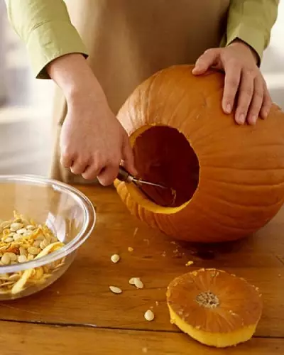 Pumpkin a Halloween (37 fotók): Mi a szimbólum a sütőtök? A legenda arról, hogy miért kezdte szimbolizálni a halloween. Hogyan vágja le? 26014_18