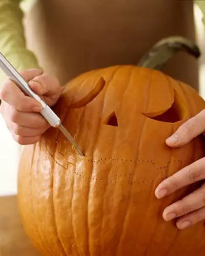 Pumpkin na noč čarovnic (37 fotografij): Kaj je simbol buče? Legenda o tem, zakaj je buča začela simbolizirati halloween. Kako se odreže? 26014_20