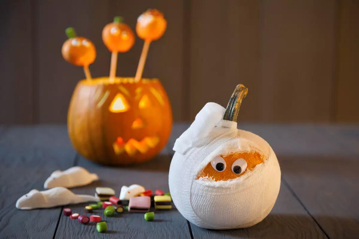 Pumpkin li ser Halloween (37 Wêneyên): Sembola Kulikê çi ye? Efsanewî ya ku çima pumpkin dest pê kir ji bo sembola Halloween. Ew çawa qut e? 26014_29