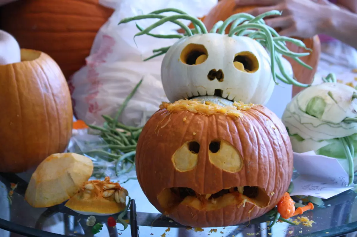 Pumpkin na noč čarovnic (37 fotografij): Kaj je simbol buče? Legenda o tem, zakaj je buča začela simbolizirati halloween. Kako se odreže? 26014_32