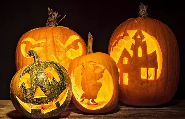Pumpkin a Halloween (37 fotók): Mi a szimbólum a sütőtök? A legenda arról, hogy miért kezdte szimbolizálni a halloween. Hogyan vágja le? 26014_35