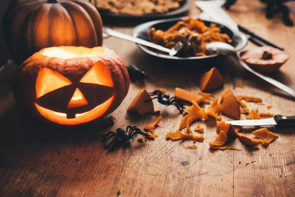Pumpkin li ser Halloween (37 Wêneyên): Sembola Kulikê çi ye? Efsanewî ya ku çima pumpkin dest pê kir ji bo sembola Halloween. Ew çawa qut e? 26014_6