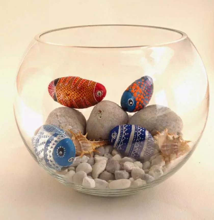Mjeshtëri nga gurët (56 foto): Si ta bëni veten nga pebbles detare dhe për fëmijët në shkollë? Mjeshtëri për fëmijë nga pebbles, opsionet e kopshtit dhe kopshtit 26037_37
