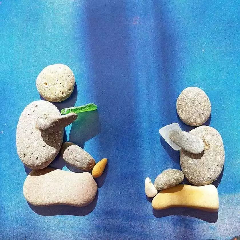 صنایع دستی از سنگ ها (56 عکس): چگونه آن را از سنگریزه های دریایی و کودکان به مدرسه بسازید؟ صنایع دستی کودکان از Pebbles، Options باغ و باغ 26037_5