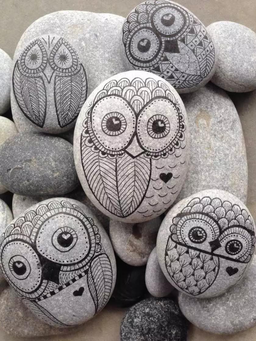 Crafts van stenen (56 foto's): hoe het zelf maken van nautische kiezels en voor de kinderen naar school? Children's handwerk uit kiezels, Tuin en opties 26037_54