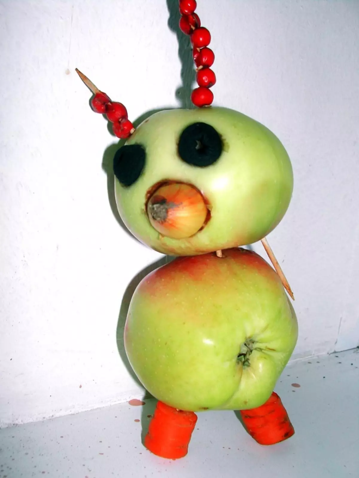 гусеница из яблок поделка в садик фото