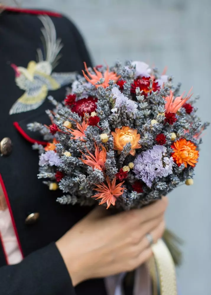 DIY rumput (32 kuvaa): Kuivien kukkien kukkakimppuja. Kuinka tehdä veneet ruusuista omien käsien kanssa lasten kanssa kouluun ja lastentarhaan? Master-luokat Autumn Craftsin valmistukseen 26053_22