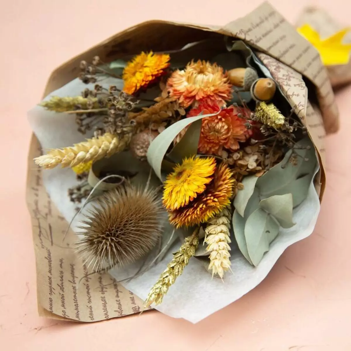 DIY rumput (32 kuvaa): Kuivien kukkien kukkakimppuja. Kuinka tehdä veneet ruusuista omien käsien kanssa lasten kanssa kouluun ja lastentarhaan? Master-luokat Autumn Craftsin valmistukseen 26053_23