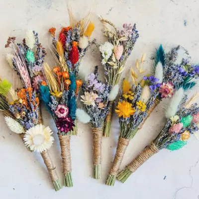 DIY bateristas (32 fotos): ramos de flores secas. Como facer unha artesanía de rosas coas túas propias mans con fillos á escola e no xardín de infancia? Clases mestras para a fabricación de artesanía de outono 26053_31