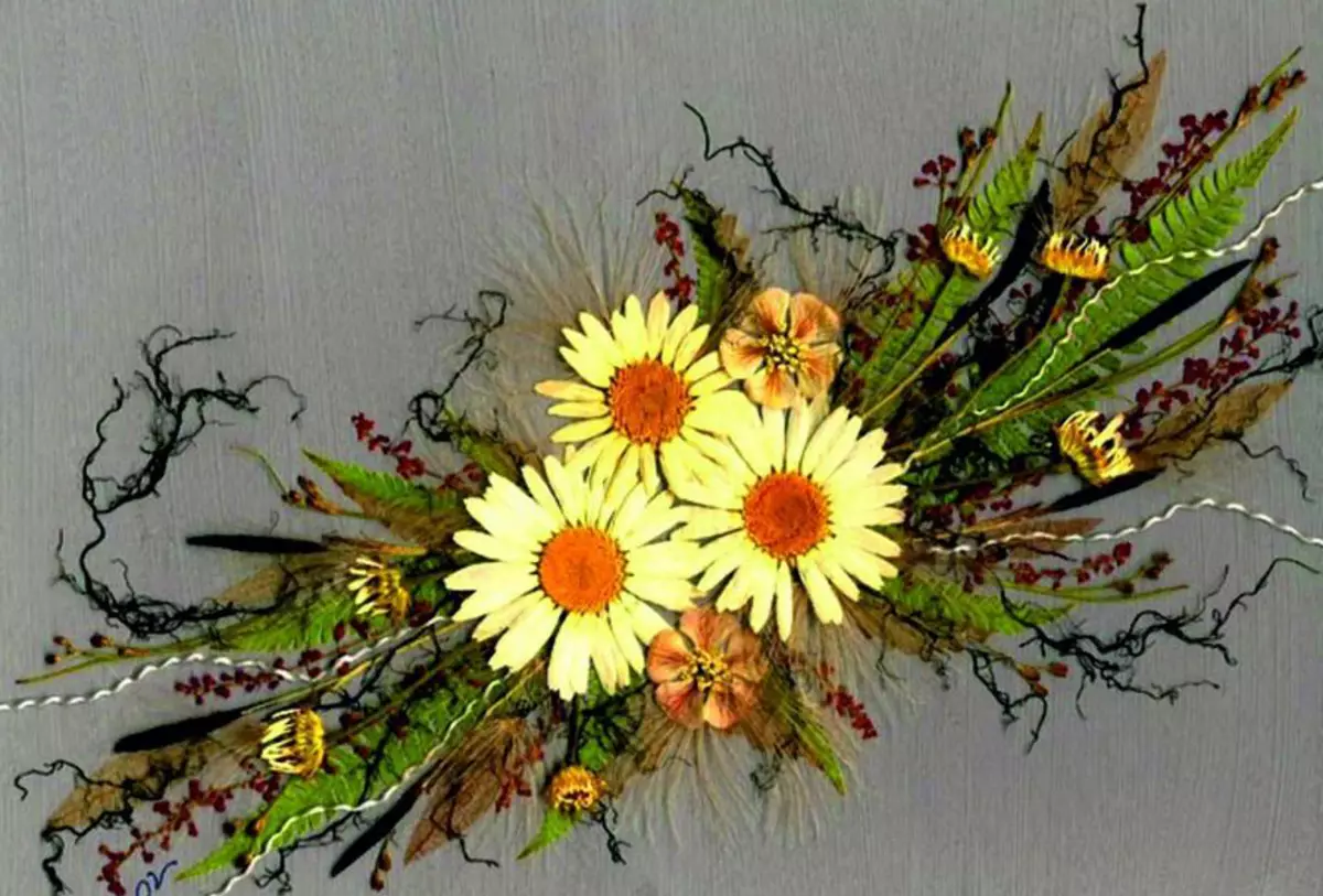 DIY rumput (32 kuvaa): Kuivien kukkien kukkakimppuja. Kuinka tehdä veneet ruusuista omien käsien kanssa lasten kanssa kouluun ja lastentarhaan? Master-luokat Autumn Craftsin valmistukseen 26053_4