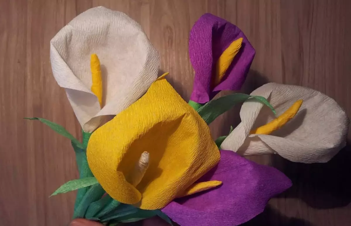 Падалка «Квітка» (57 фото): як зробити своїми руками з шишок для дитячого садка? Об'ємні квіти з різних матеріалів для дітей 26058_12