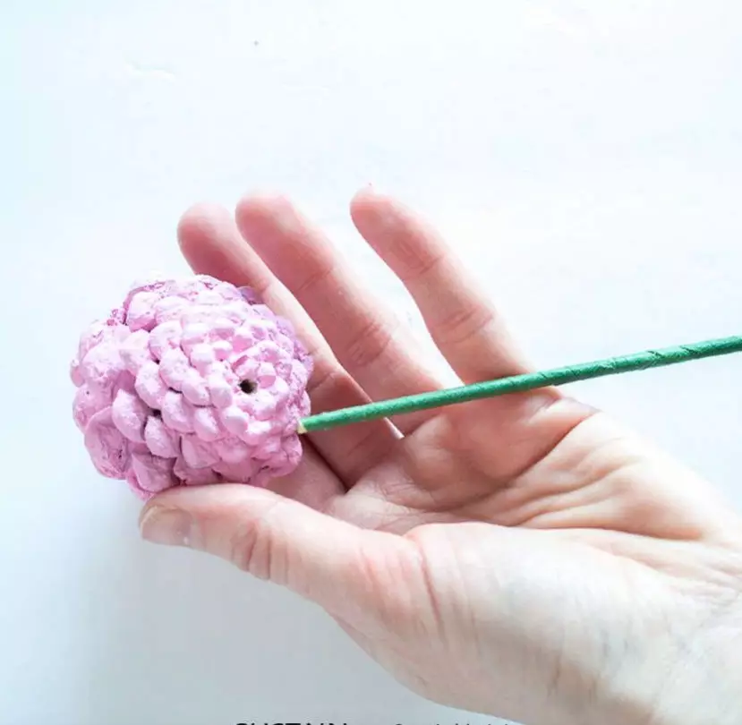 Падалка «Квітка» (57 фото): як зробити своїми руками з шишок для дитячого садка? Об'ємні квіти з різних матеріалів для дітей 26058_17