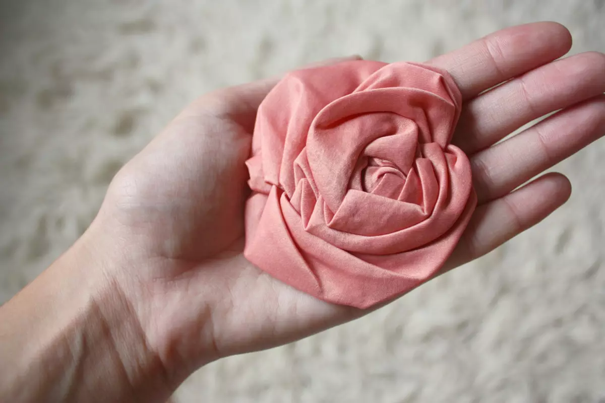Розочки из ткани. Крученые розы из ткани. Розы из ткани плоские.