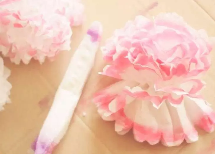 Падалка «Квітка» (57 фото): як зробити своїми руками з шишок для дитячого садка? Об'ємні квіти з різних матеріалів для дітей 26058_39