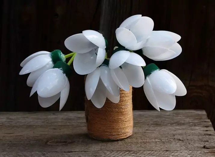 Падалка «Квітка» (57 фото): як зробити своїми руками з шишок для дитячого садка? Об'ємні квіти з різних матеріалів для дітей 26058_57