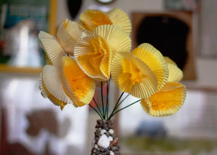 Падалка «Квітка» (57 фото): як зробити своїми руками з шишок для дитячого садка? Об'ємні квіти з різних матеріалів для дітей 26058_8