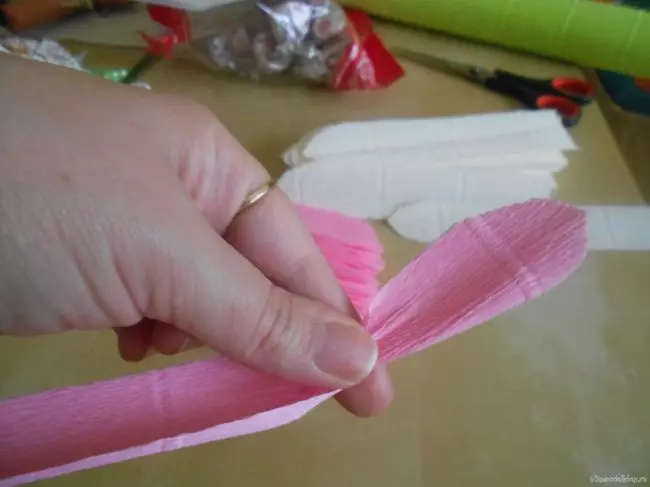 Artesanías de papel para el Día del Maestro: ¿Cómo hacer cartón y papel de color con sus propias manos? ramos de peso ligero para el profesor, otras ideas simples 26072_14