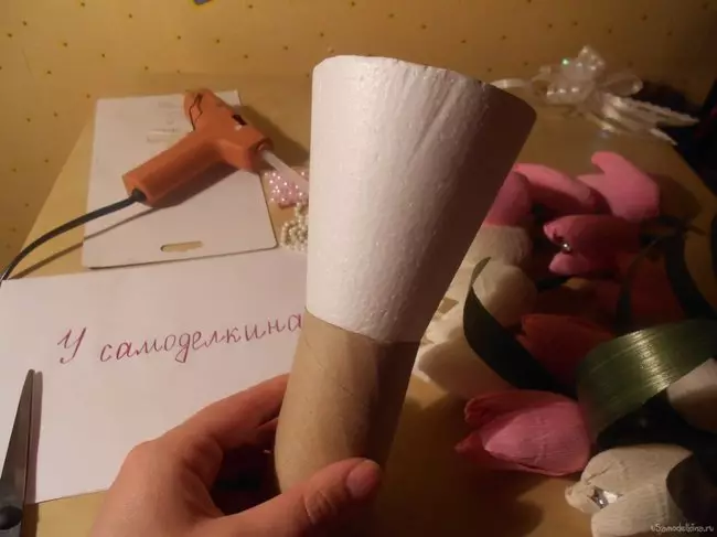 교사의 날 용지에서의 공예품 : 골판지와 착색 된 종이를 자신의 손으로 만드는 방법? 교사, 다른 간단한 아이디어를위한 가벼운 꽃다발 26072_19