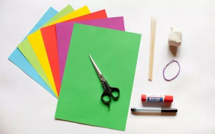 Handwerk uit Paper vir Onderwyser's Day: Hoe om karton en gekleurde papier te maak met jou eie hande? Liggewig ruikers vir onderwyser, ander eenvoudige idees 26072_29