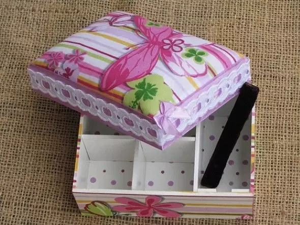 Ambachten voor de verjaardag van je moeder: hoe maak je je eigen geschenk van papier gedurende 5 minuten? Welke andere kleine kinderen geschenken kunnen worden gedaan? 26084_21