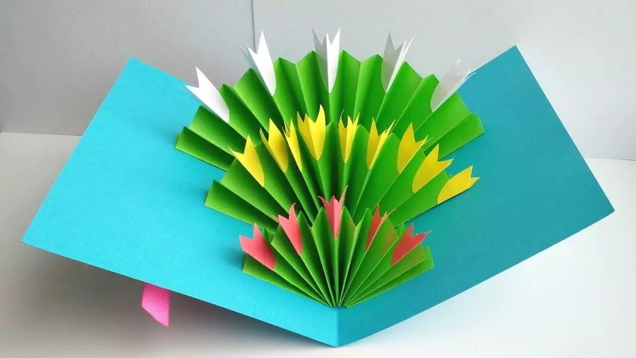 Ambachten voor de verjaardag van je moeder: hoe maak je je eigen geschenk van papier gedurende 5 minuten? Welke andere kleine kinderen geschenken kunnen worden gedaan? 26084_3