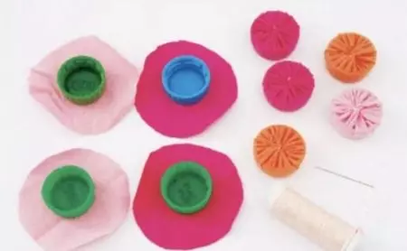 Handwerk uit plastiekbottels (44 foto's): maak skemas met hul eie hande vir kinders. Wat om te doen uit bottel proppe vir tuin en tuin? 26098_11