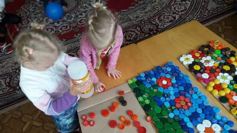 Remeslá z plastových fliaš (44 fotografií): Vytváranie schém s vlastnými rukami pre deti. Čo robiť z fľaše zátky pre záhradu a záhradu? 26098_2